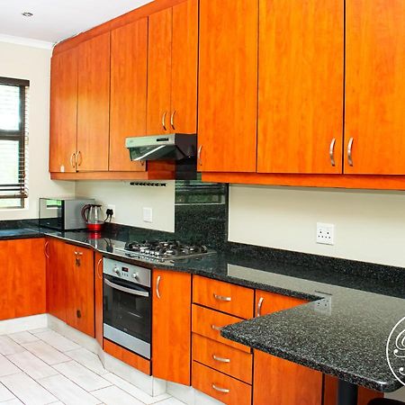 Апартаменты Roseland House Self Catering Дурбан Экстерьер фото