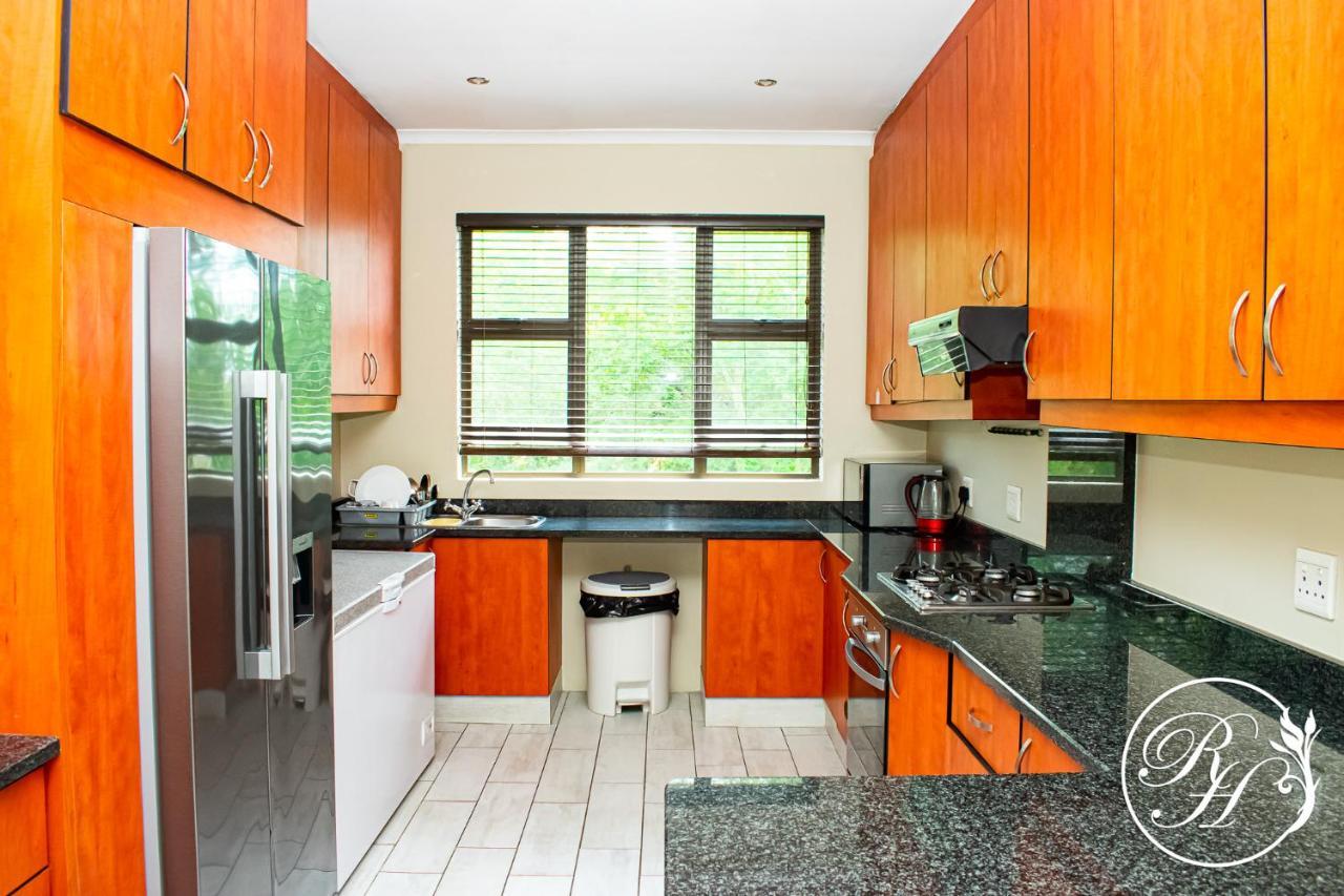Апартаменты Roseland House Self Catering Дурбан Экстерьер фото