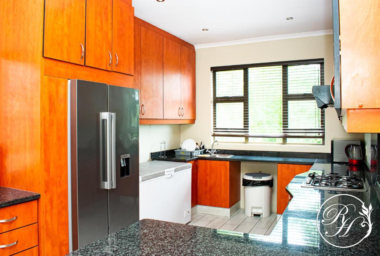 Апартаменты Roseland House Self Catering Дурбан Экстерьер фото