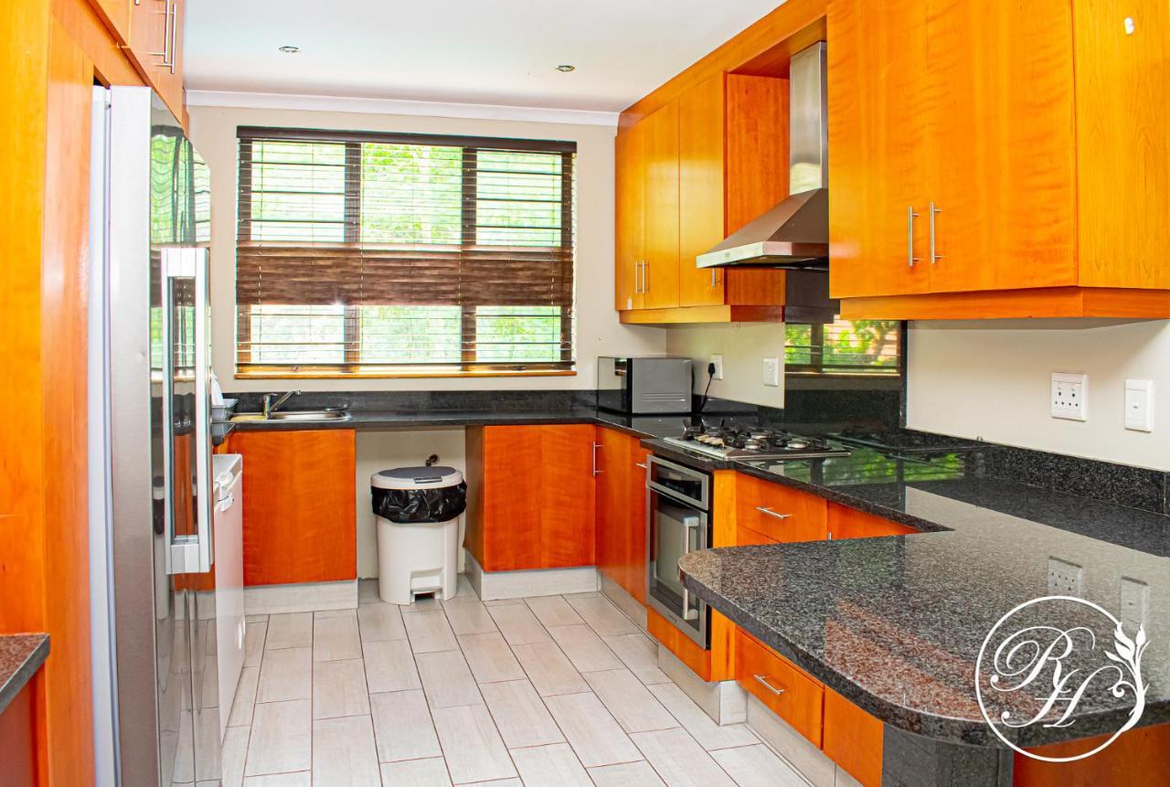 Апартаменты Roseland House Self Catering Дурбан Экстерьер фото