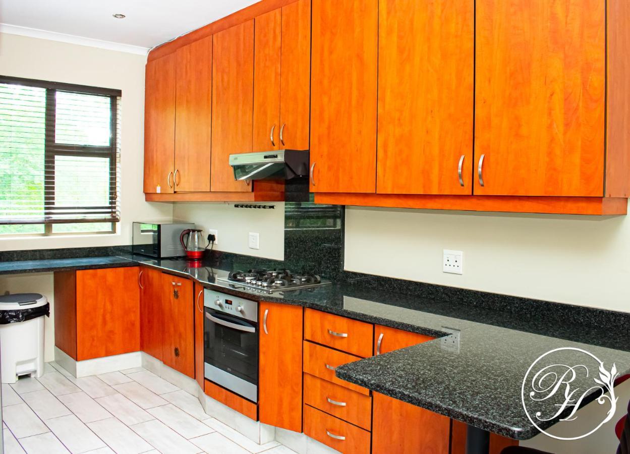 Апартаменты Roseland House Self Catering Дурбан Экстерьер фото